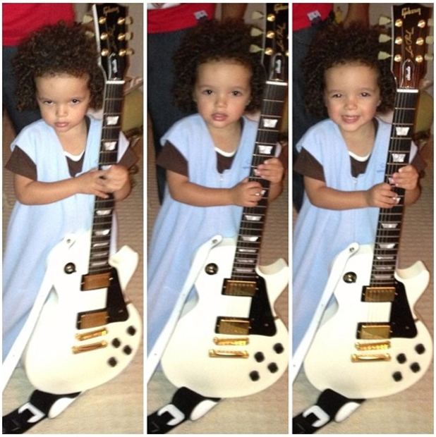 Filho de Mariah Carey, Moroccan, pergunta à mãe como ser uma estrela do rock