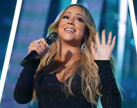 Mariah cantando na festa Chopard