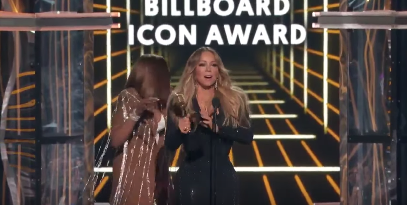 Mariah Carey segurando seu Icon Awards